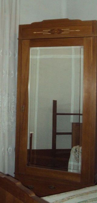 Dormitorio antiguo de ebanistería, madera