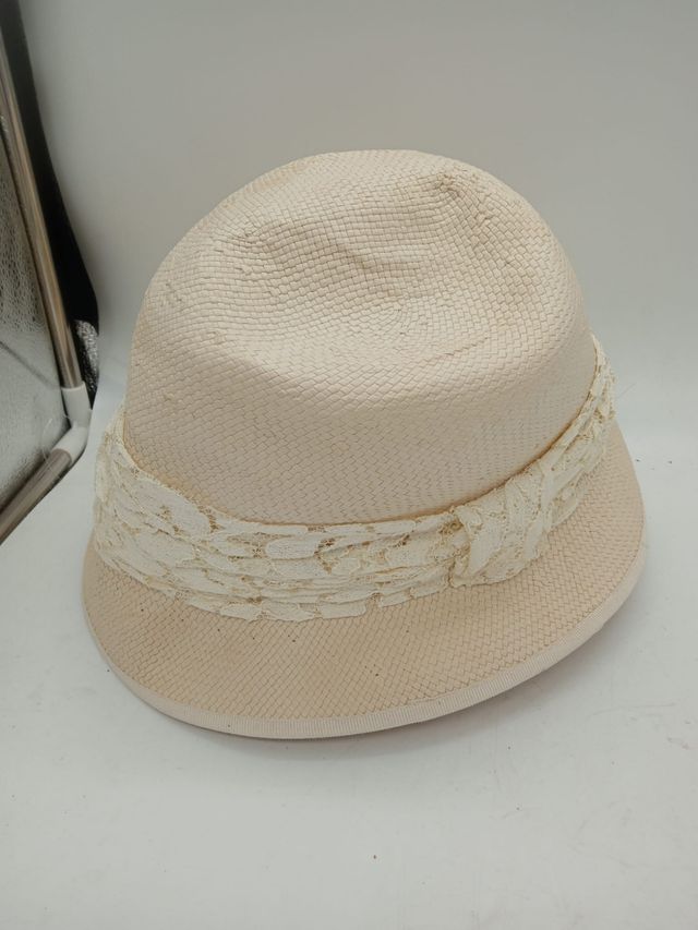 Cappello bianco in fibra di carta