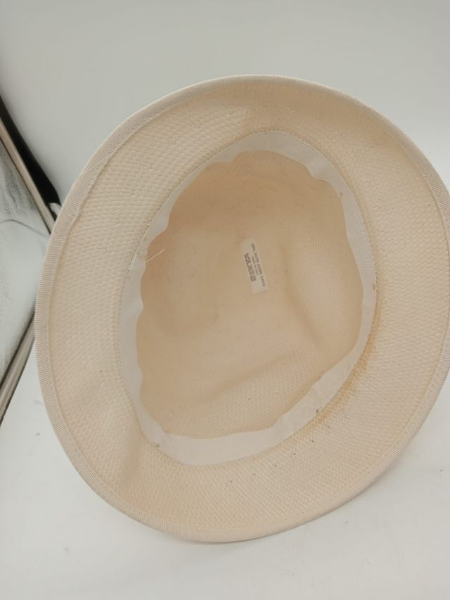 Cappello bianco in fibra di carta