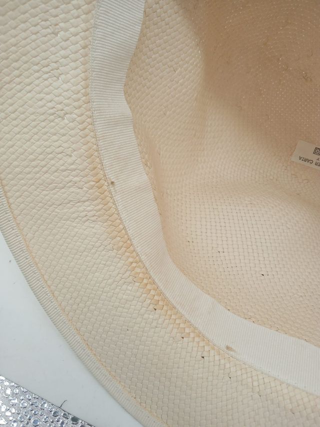 Cappello bianco in fibra di carta