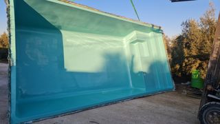 Piscina de poliéster 670x300 con playa