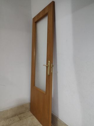 PUERTA DE MADERA ACRISTALADA 