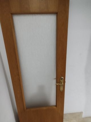 PUERTA DE MADERA ACRISTALADA 