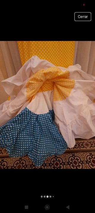 Vestido flamenca y flor a elegir.