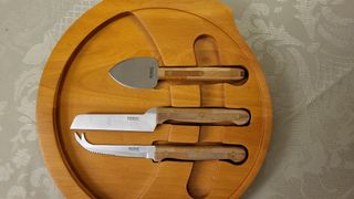 Vassoio porta formaggi con tre coltelli