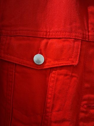 chaqueta vaquera roja de h&m