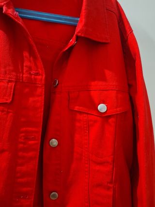 chaqueta vaquera roja de h&m