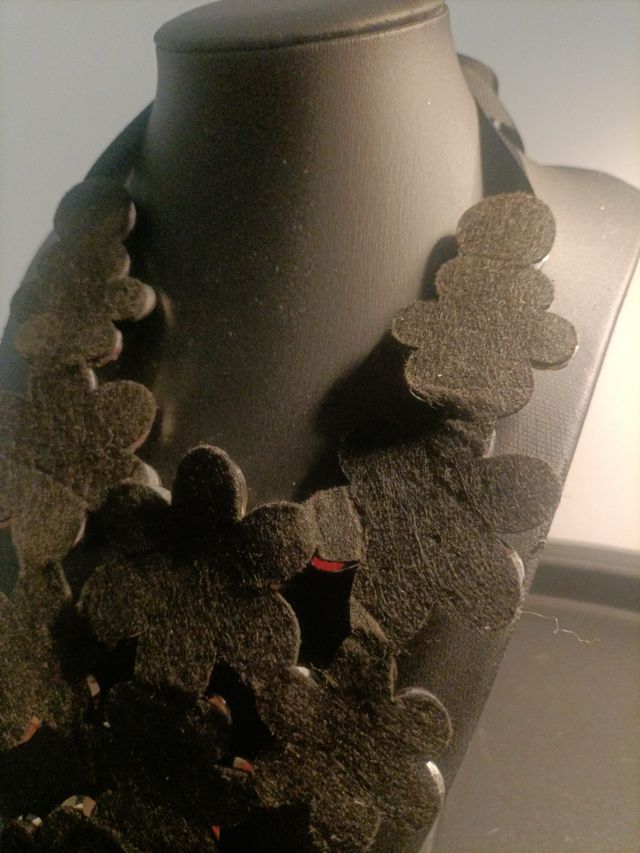 Collana in strass e nastro di tessuto