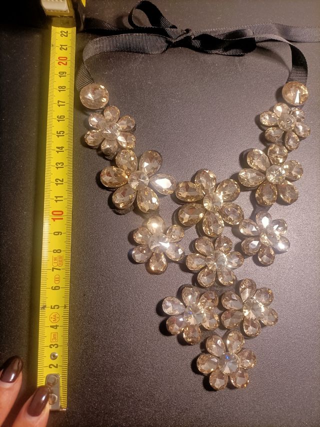 Collana in strass e nastro di tessuto