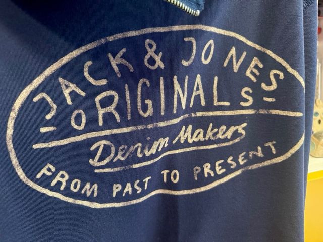 Sudadera con cremallera de cuello y capucha