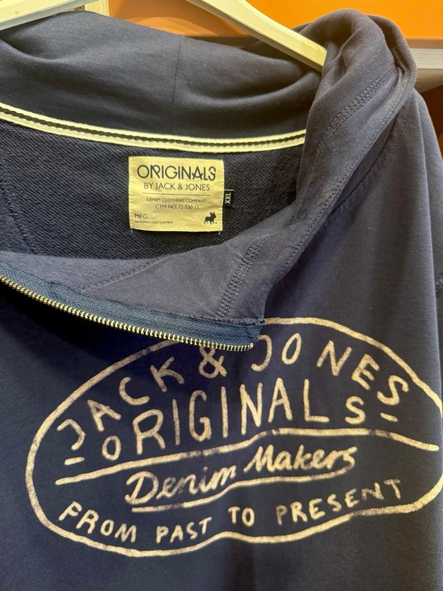 Sudadera con cremallera de cuello y capucha