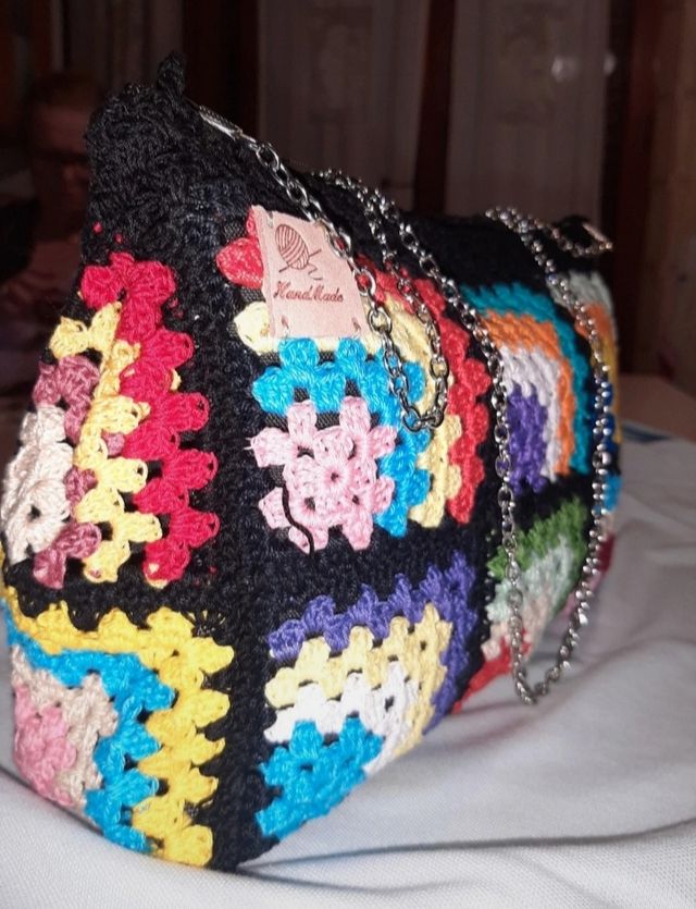 Borsetta realizzata a mano con lavoro uncinetto