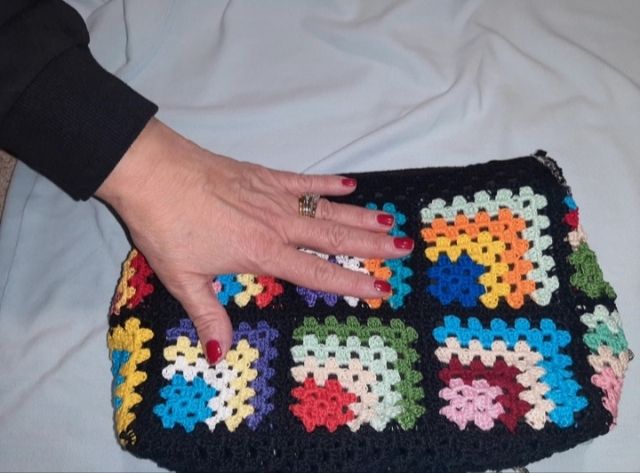 Borsetta realizzata a mano con lavoro uncinetto