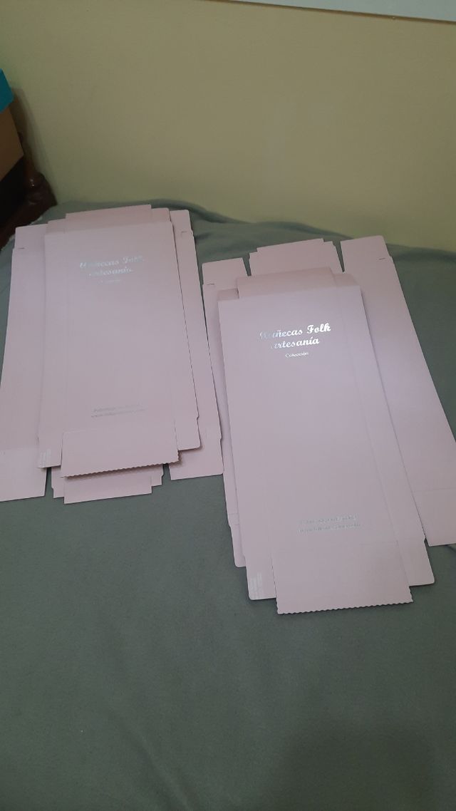 Due scatole di cartone per bambole