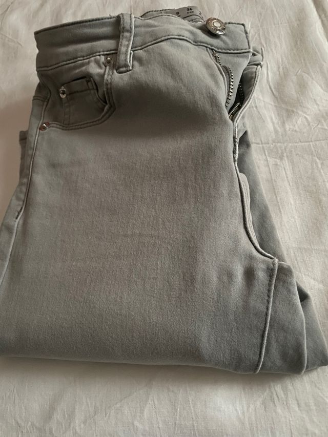 Pantalon pitillo gris