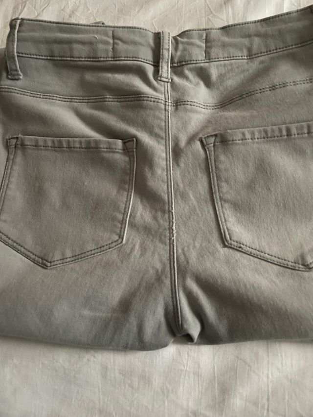 Pantalon pitillo gris