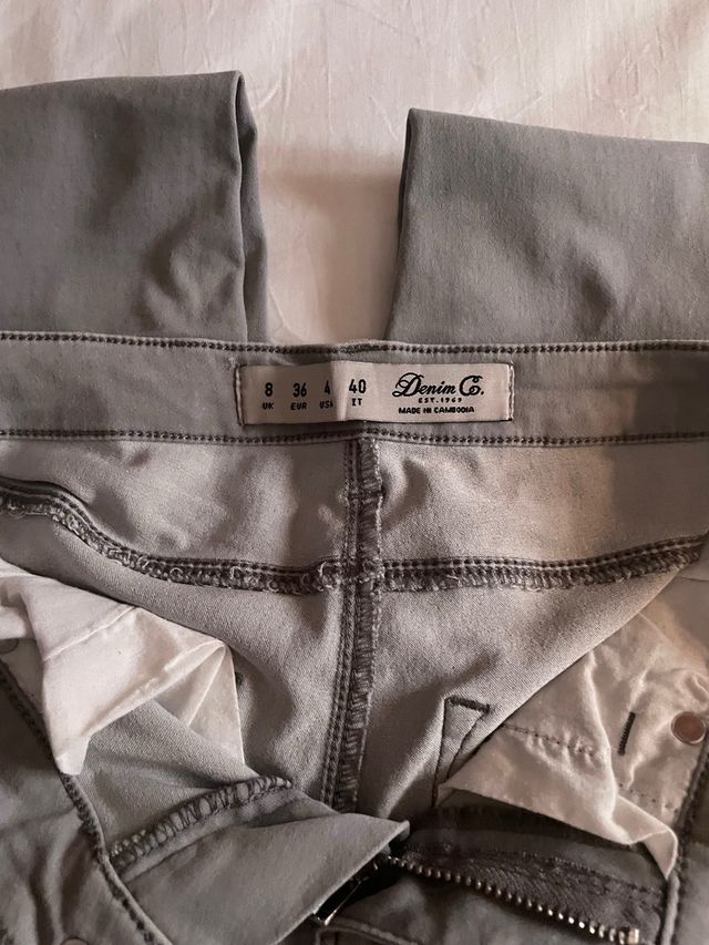 Pantalon pitillo gris