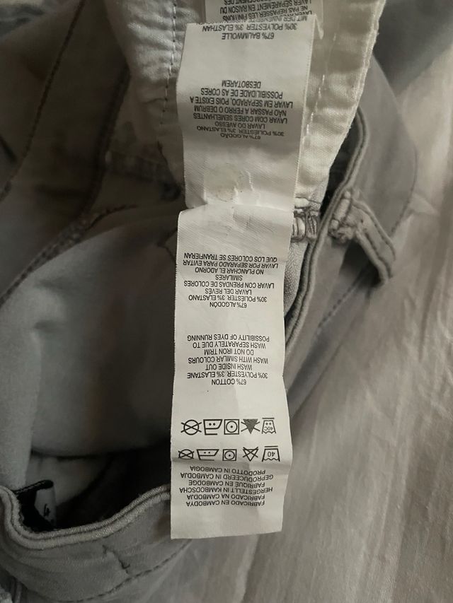 Pantalon pitillo gris