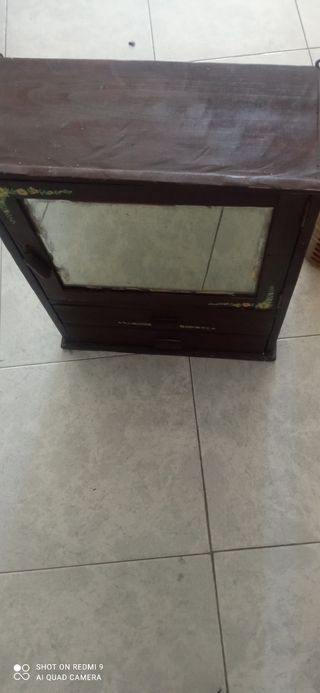 Mueble pequeño antiguo