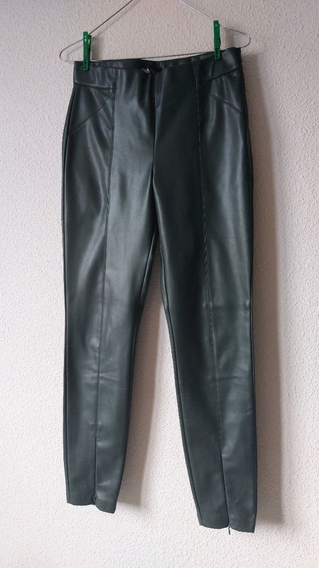 Pantalón polipiel zara