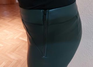 Pantalón polipiel zara