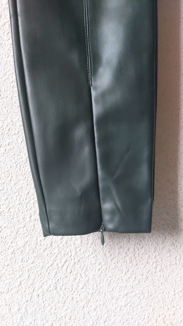 Pantalón polipiel zara