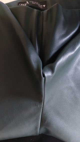 Pantalón polipiel zara