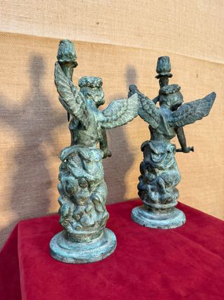 Pareja de bronces ángeles alados antorcheros.