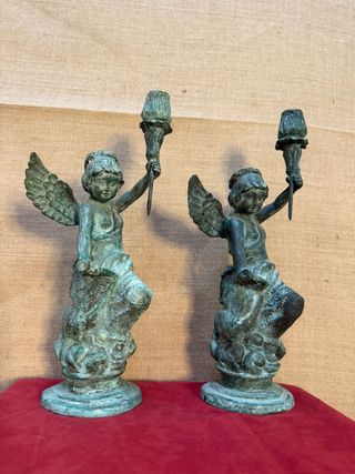 Pareja de bronces ángeles alados antorcheros.