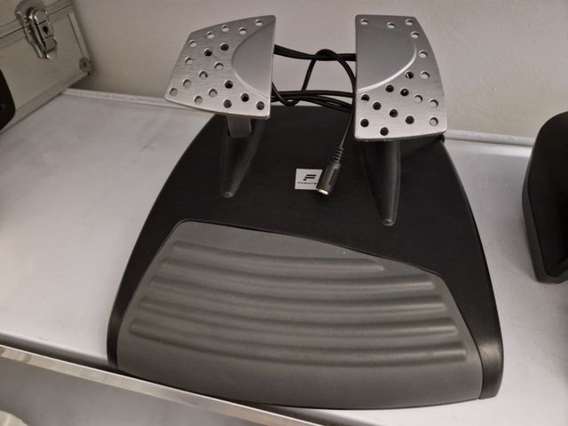 Volante y pedales PlayStation