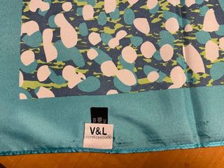 Pañuelo azul de Victorio & Lucchino