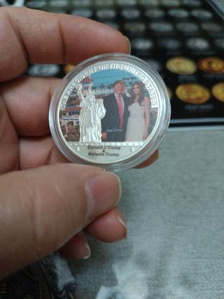 Moneda Donal Thump y Melania.