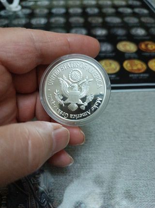 Moneda Donal Thump y Melania.