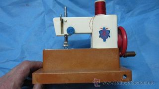 MAQUINA DE COSER DE JUGUETE ANTIGUA