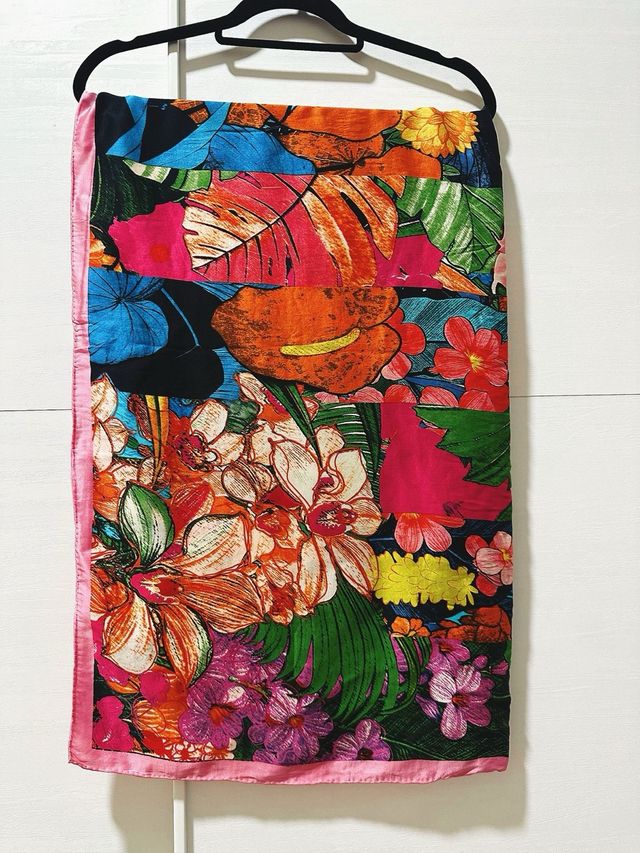 Pañuelo de seda con flores rosas