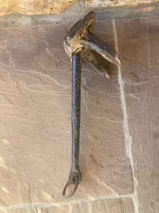 Ancla antigua de fondeo hierro fundido