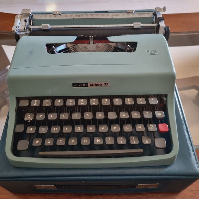 Macchina da scrivere olivetti lettera 32