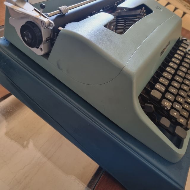 Macchina da scrivere olivetti lettera 32