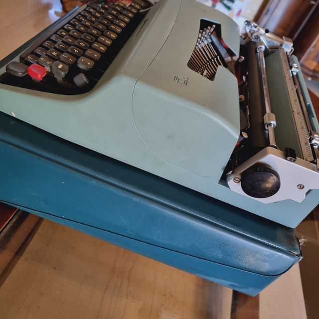 Macchina da scrivere olivetti lettera 32