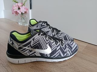 Nike free 5.0 talla 40,5 estampado blanco y negro 