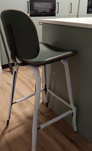 Dos taburetes de cocina a estrenar