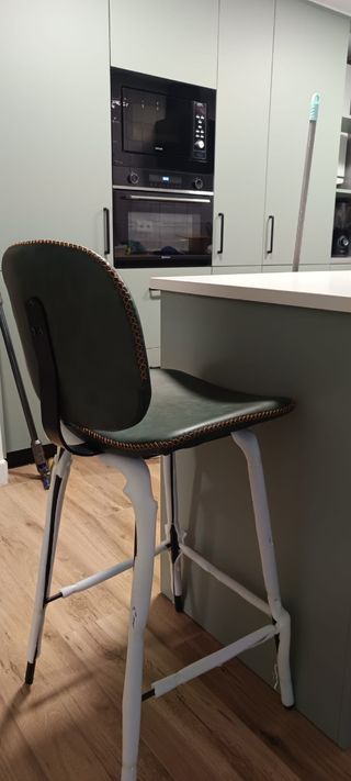 Dos taburetes de cocina a estrenar