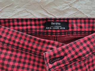 Pantalon pitillo de cuadros negro y rojo