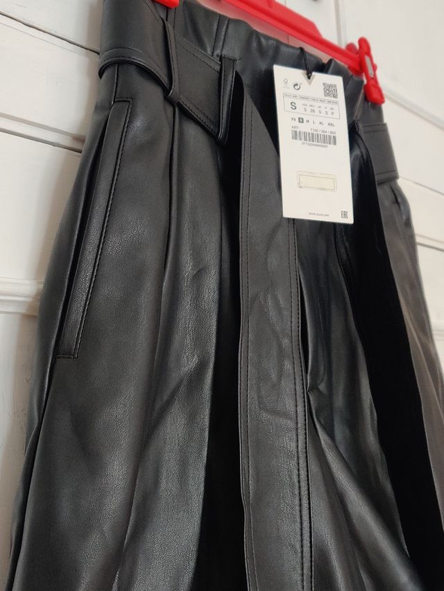 Bermuda negra efecto piel con cinturón de Zara