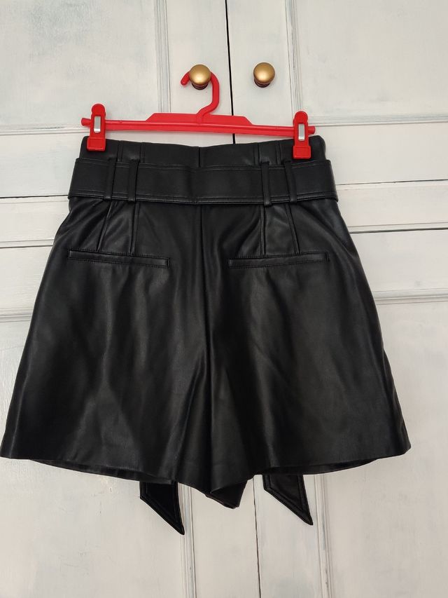 Bermuda negra efecto piel con cinturón de Zara
