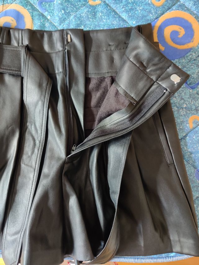 Bermuda negra efecto piel con cinturón de Zara
