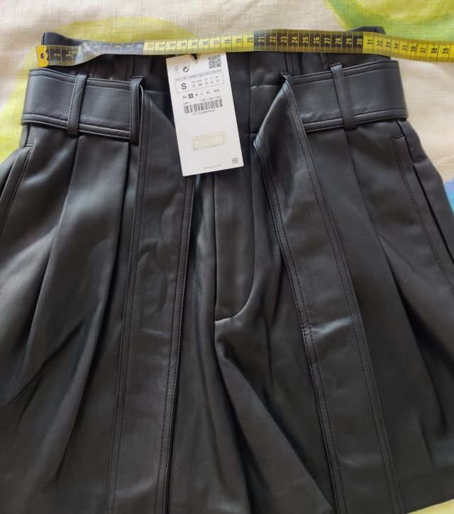 Bermuda negra efecto piel con cinturón de Zara