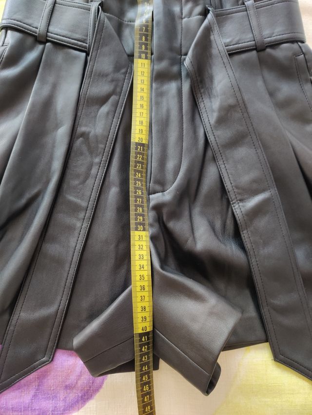 Bermuda negra efecto piel con cinturón de Zara