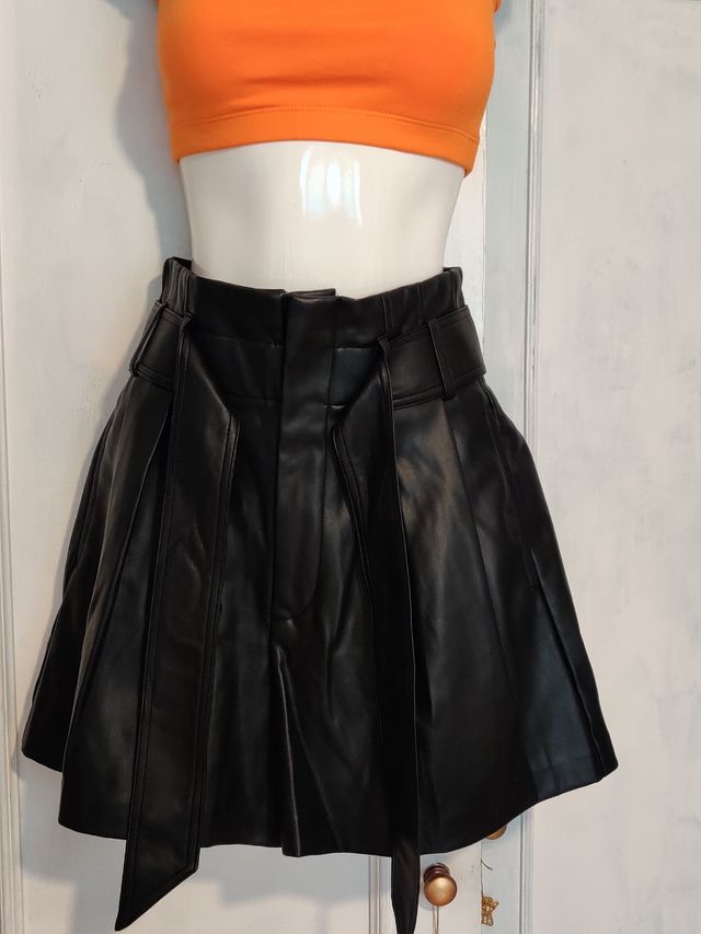 Bermuda negra efecto piel con cinturón de Zara