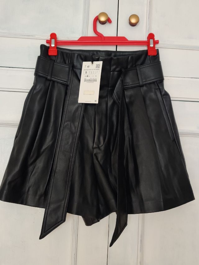 Bermuda negra efecto piel con cinturón de Zara